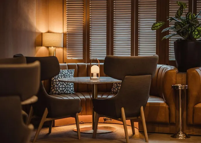 Best Hotels in Glasgow Offering Hot Tub Relaxation