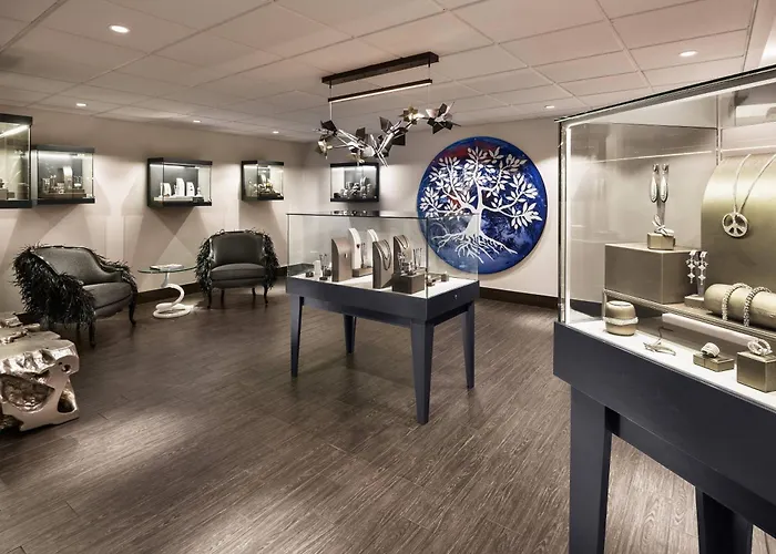 Best Hotels with In-Room Jacuzzi in Phoenix