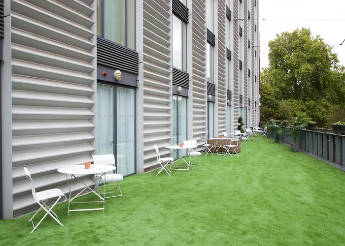 Top Hotels Near Iconic London Bridge