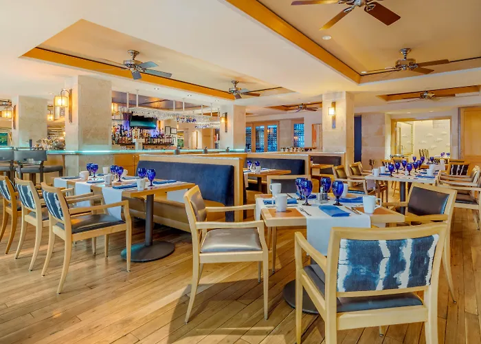 Best San Antonio Riverwalk Hotels Offering Free Parking