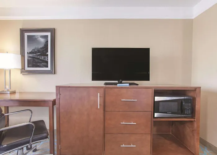 Top Hotels in Elizabethtown