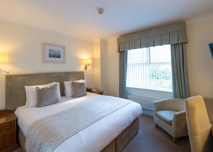 Top Falmouth Hotels Cheap for Budget Travelers