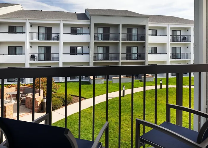 Top Hotels in Waukegan