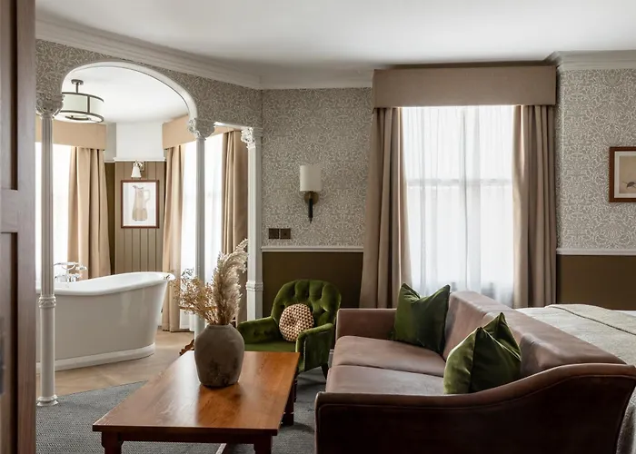 Top Hotels with Parking in Ealing, London