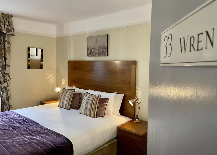 Top Hotels Near London Victoria for Explorers