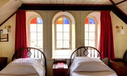 Ty Capel, Rhiwddolion