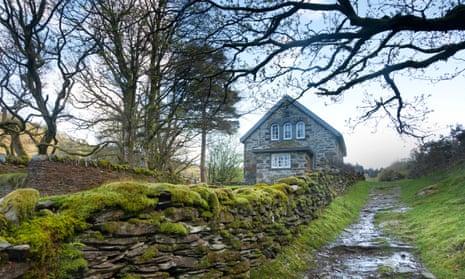 The path to Rhiwddolion passes Ty Capel.