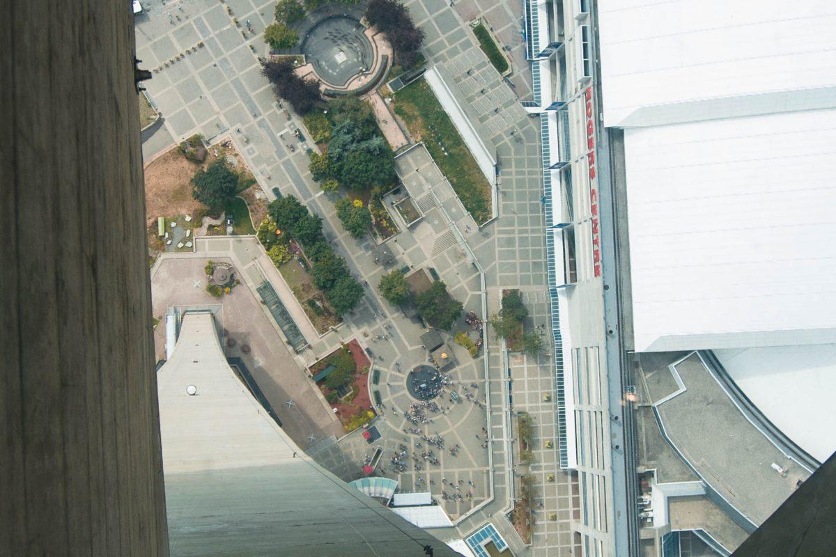 Looking down through the glass floor of the CN Tower, Toronto, Canada - © James Camel / franks-travelbox
